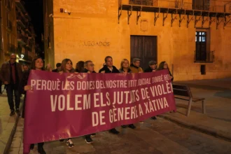 Protesta contra l'eliminació del jutjat de violència de gènere a Xàtiva.