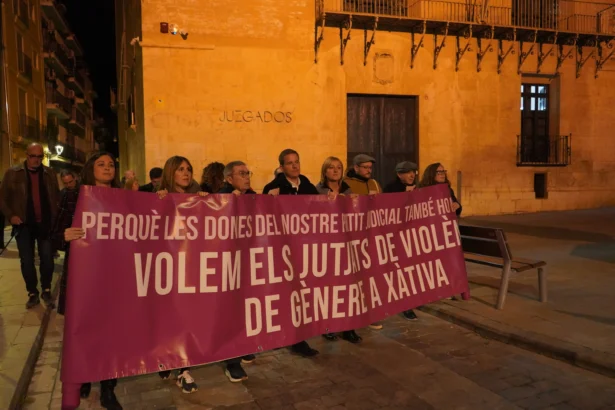 Protesta contra l'eliminació del jutjat de violència de gènere a Xàtiva.
