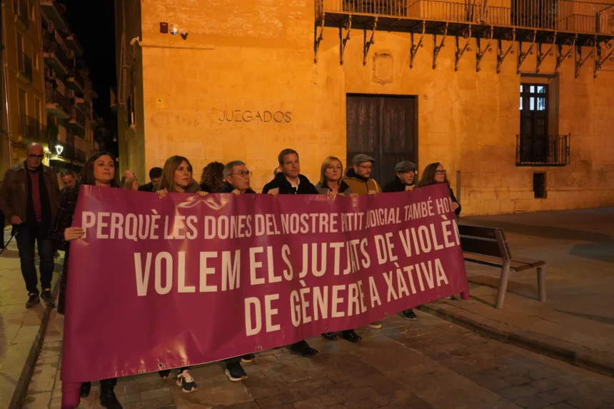 Protesta contra l'eliminació del jutjat de violència de gènere a Xàtiva.