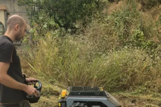 Robot desbrossador que ajudarà a la prevenció d'incendis forestal a Xàtiva.
