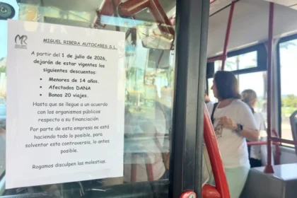 Nota informativa en un autobús de Cullera.