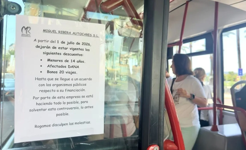 Nota informativa en un autobús de Cullera.