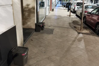 Els veïns d'Ontinyent deixen els residus a la porta de casa.