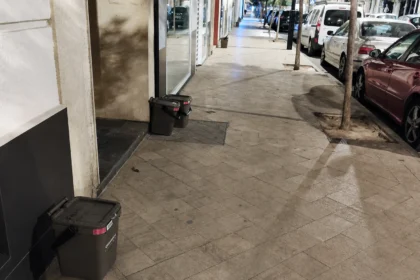 Els veïns d'Ontinyent deixen els residus a la porta de casa.
