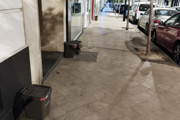 Els veïns d'Ontinyent deixen els residus a la porta de casa.