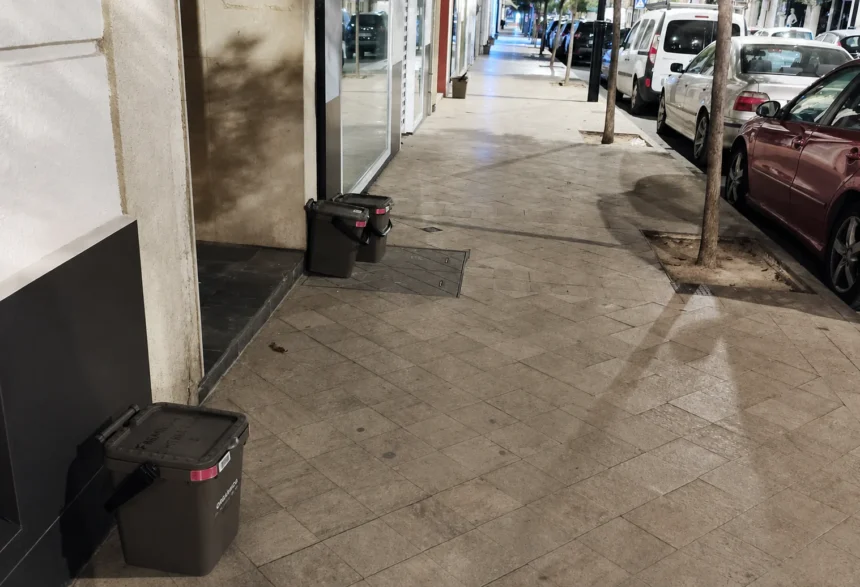 Els veïns d'Ontinyent deixen els residus a la porta de casa.