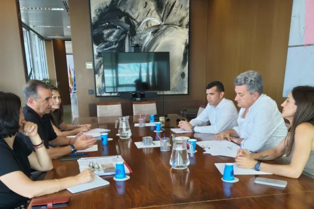Imatge de la trobada de l'alcalde de Riba-roja amb el conseller.