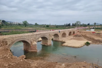El río Turia a su paso por Riba-roja.