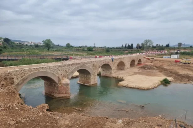 El río Turia a su paso por Riba-roja.