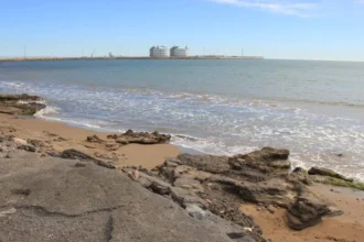 Platja del Grau Vell de Sagunt, amb el port al fons.