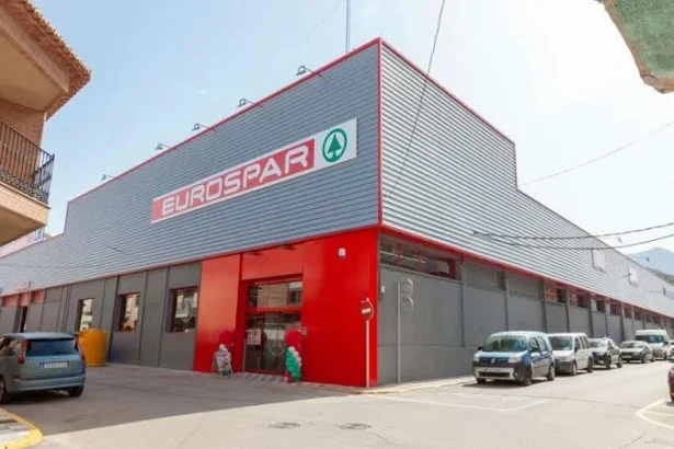 Supermercat de Xeraco interessat en instal·lar una gasolinera.