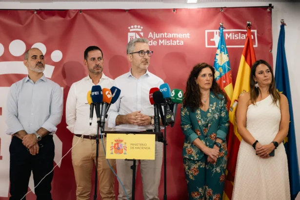 Comparecencia del ministro de Hacienda, Arcadi España, en Aldaia.