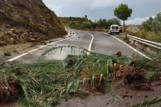 Carretera cortada en Bejís por una tormenta.