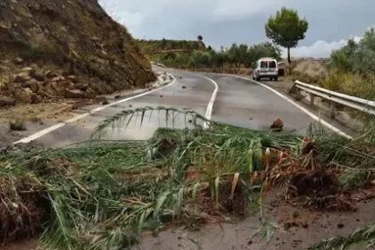 Carretera cortada en Bejís por una tormenta.