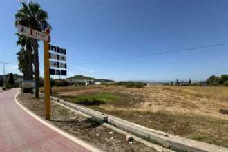 Solar a la entrada de Llíria.