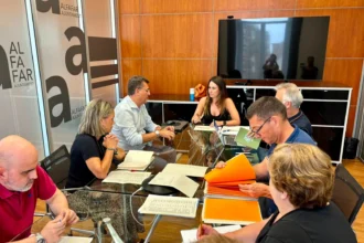 La comisionada para la Reconstrucción, Zulima Pérez, se ha reunido con el alcalde de Alfafar, Juan Ramón Adsuara.
