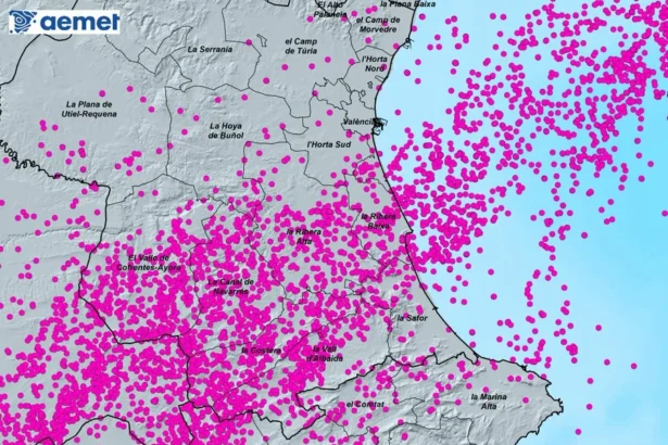 Aemet ha informado de la caída de más de 1.700 rayos.