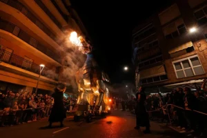 Sagunt a Escena lleva al dragón gigante 'Quimera' al Puerto este miércoles: horario, recorrido i espectáculo de pirotecnia 31 dragon quimera