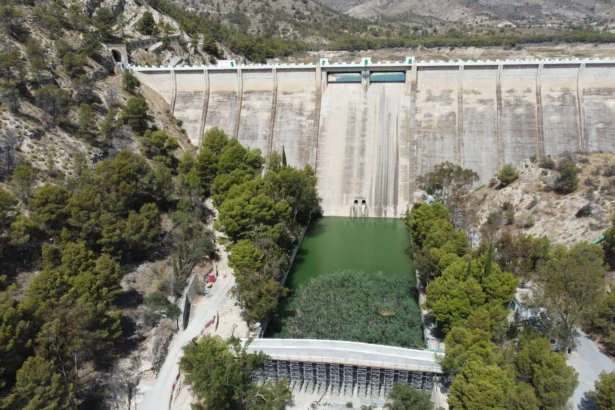 Obres a l'embassament de l'Amadorio.