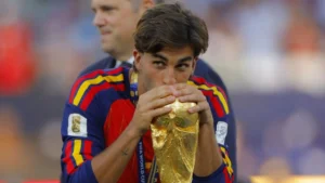imageye imgi 189 ferran torres besa la copa del mundo
