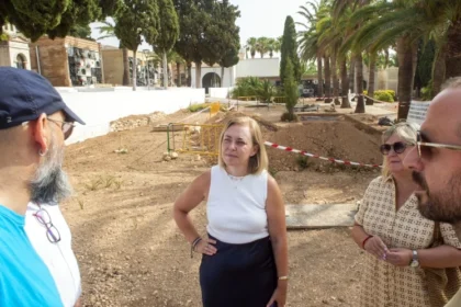Natàlia Enguix, en una visita al cementeri de Llíria.