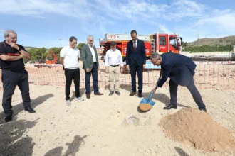 El presidente de la Diputación de Alicante, Toni Pérez, ha puesto la primera piedra en Elda.