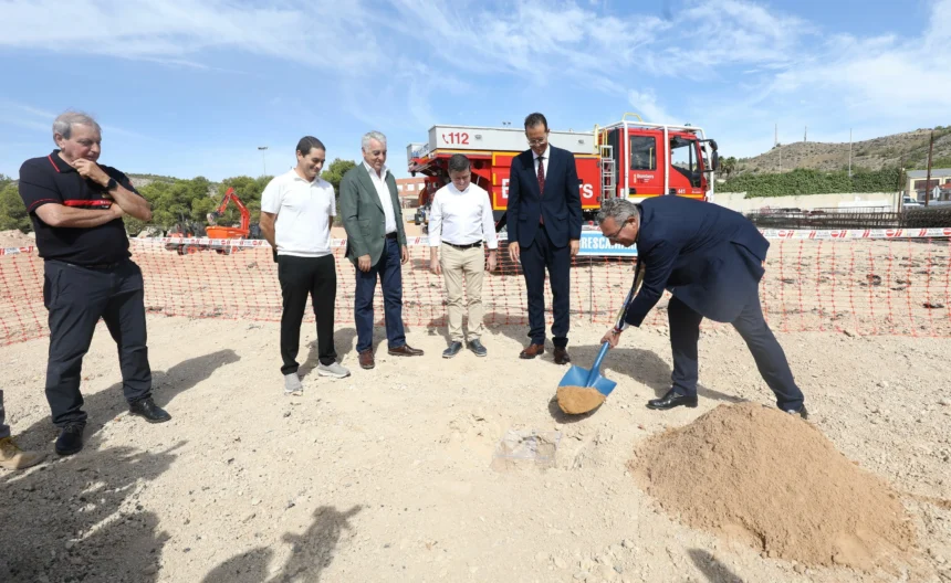 El presidente de la Diputación de Alicante, Toni Pérez, ha puesto la primera piedra en Elda.