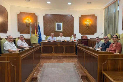 Representants de l'Ajuntament de Oliva, empresaris i Fepeval en el ple municipal.