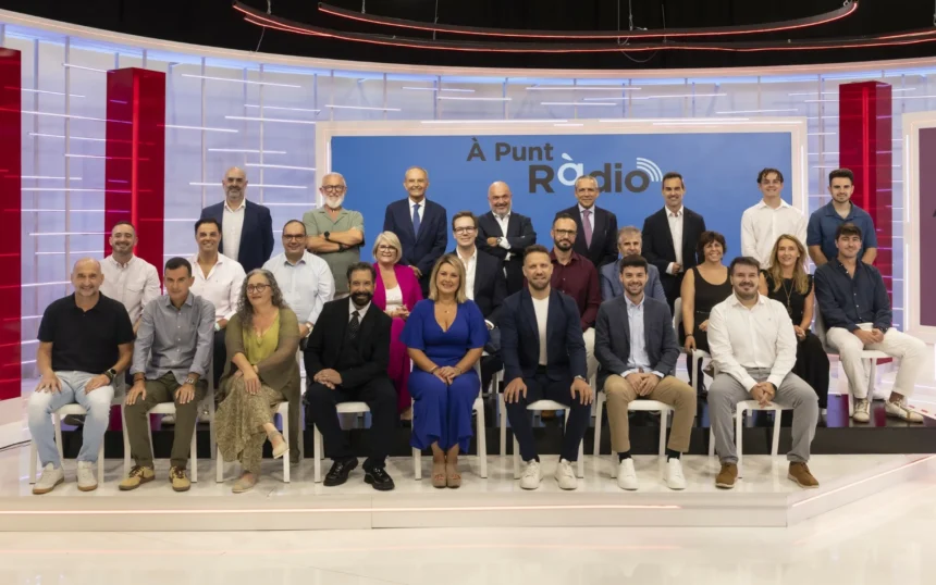 Foto Familia Presentacio Nova Programacio A Punt Radio