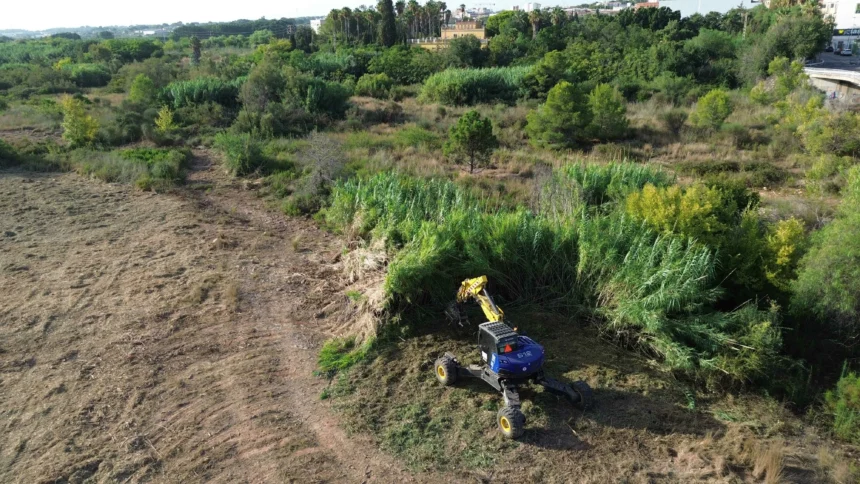 Trabajos en el Carraixet a su paso por Bétera.