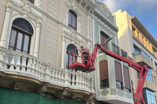 Obres de rehabilitació d'un edifici modernista de Borriana.