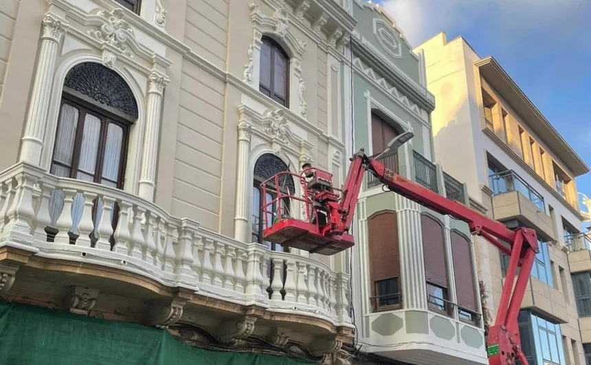 Obres de rehabilitació d'un edifici modernista de Borriana.