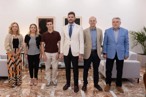 L'alcalde de Gandia ha rebut als impulsors del projecte.