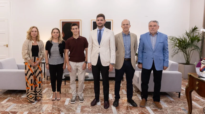 L'alcalde de Gandia ha rebut als impulsors del projecte.
