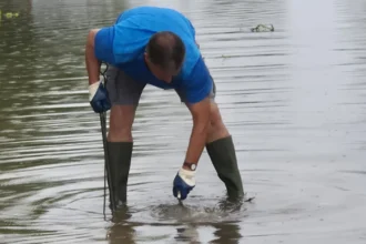 Un operari treballa en una inundació.