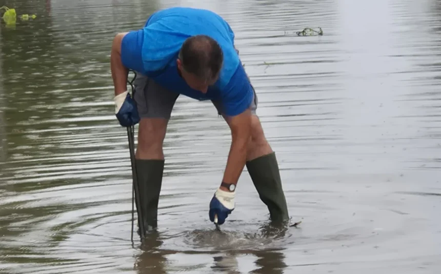 Un operari treballa en una inundació.
