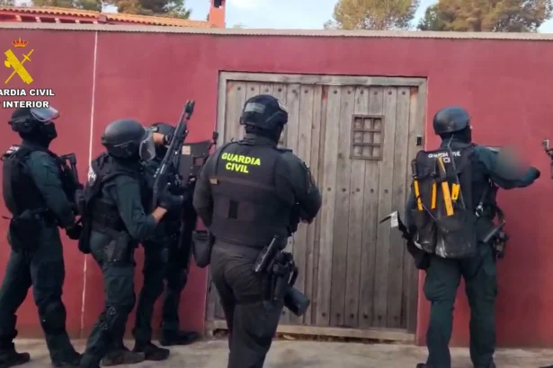 Agentes de la Guardia Civil durante la operación antidroga.