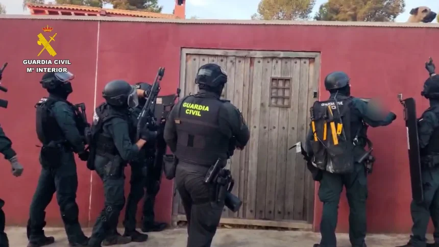 Agentes de la Guardia Civil durante la operación antidroga.