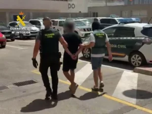 traslado de uno de los detenidos