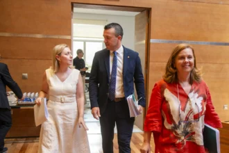 Vicent Mompó y Natàlia Enguix, de la Diputació de València, junto a otra asistente antes de un acto institucional