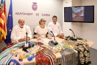 Presentación de la Mocadorà de Gandia con dulces de mazapán y pañuelos sobre la mesa
