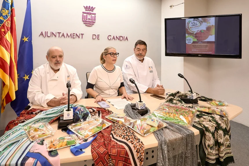 Presentación de la Mocadorà de Gandia con dulces de mazapán y pañuelos sobre la mesa