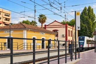 Estación de Metrovalencia de l'Eliana con un tren llegando al andén