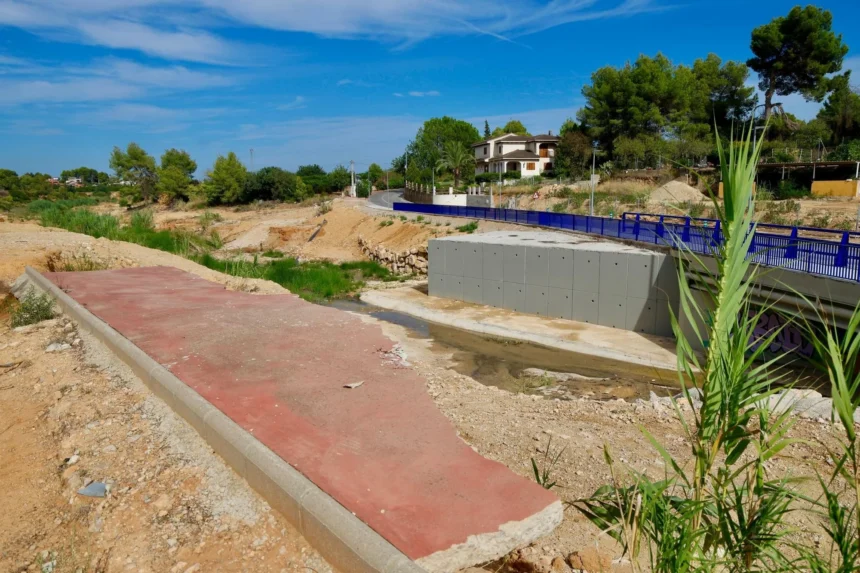 Puente del Gallego, en el camino de Sierra Perenchiza de Chiva, con el barranco, el muro de hormigón y una losa rota en primer plano