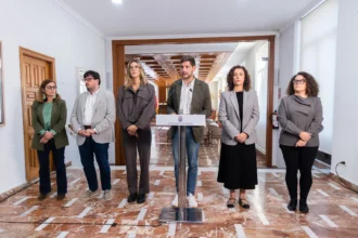 El alcalde de Gandia, José Manuel Prieto, junto a otros miembros del gobierno local durante la comparecencia sobre la dana Adam