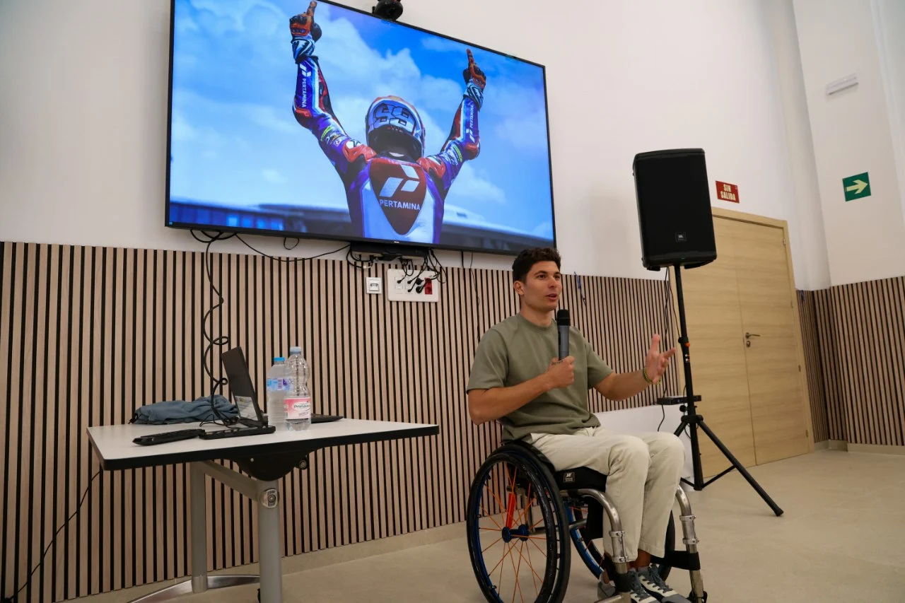 El pilot Carlos Tatay relata la seua història de superació als estudiants de Cullera 2 Carlos Tatay