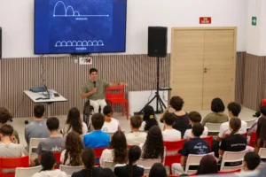 El pilot Carlos Tatay relata la seua història de superació als estudiants de Cullera 2 CarlosTatayaCullera7