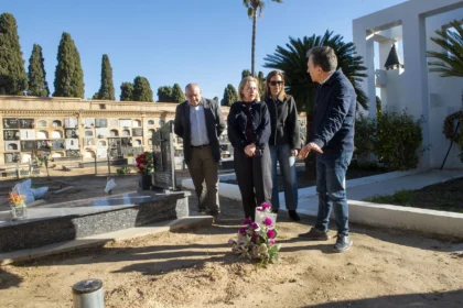 Visita de la vicepresidenta Enguix al cementeri de Paterna.