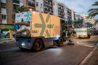 Máquina barredora de la SAG limpiando una calle de Sagunt