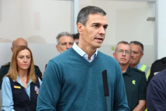 El presidente del Gobierno, Pedro Sánchez, durante su visita a Oliva.
